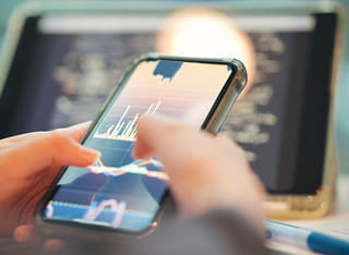 Investitore che controlla il processo trasparente di trasferimento e prelievo dei fondi