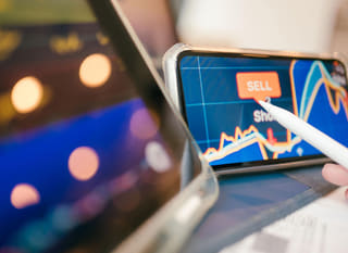 Trader che analizza opzioni multi-mercato su Bitcoin, Ethereum e forex