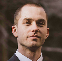 Ritratto di Thomas Whitfield, esperto del mercato crypto e analista di trading